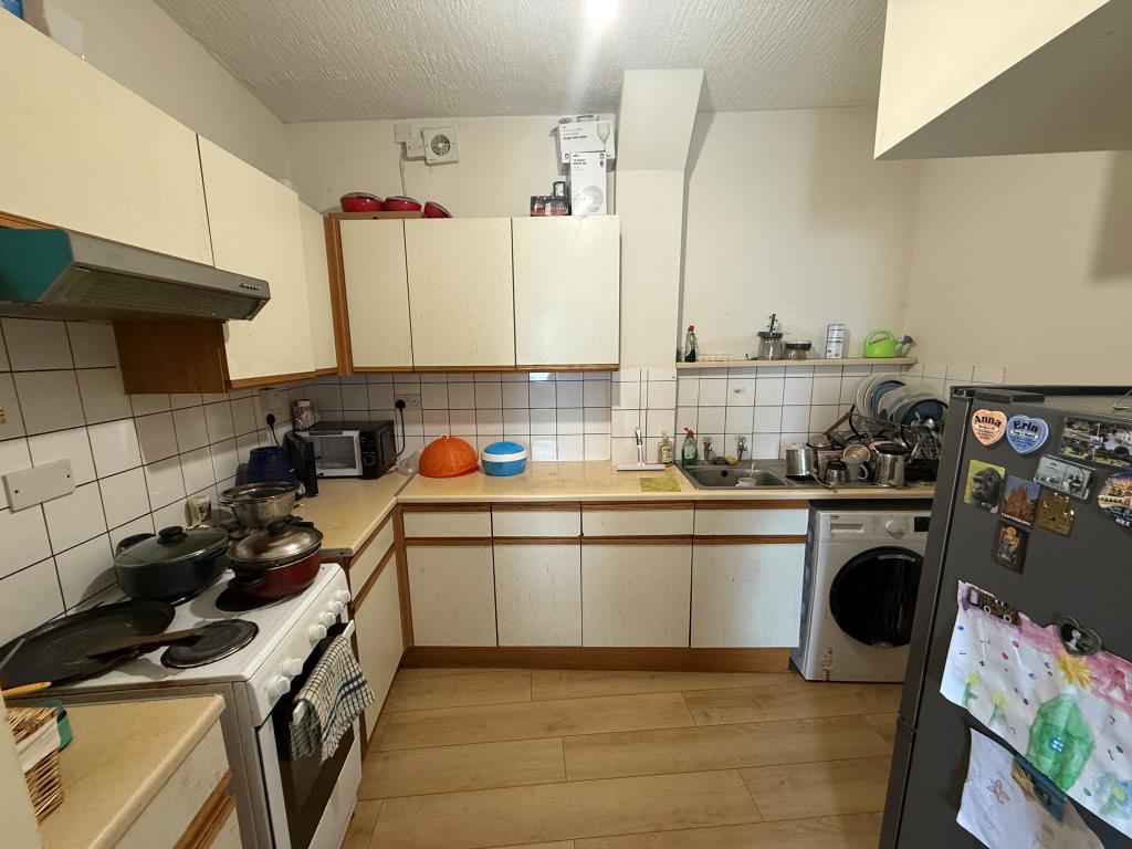 Lot: 145 - BLOCK OF THREE FLATS FOR INVESTMENT - Kitchen Flat B
